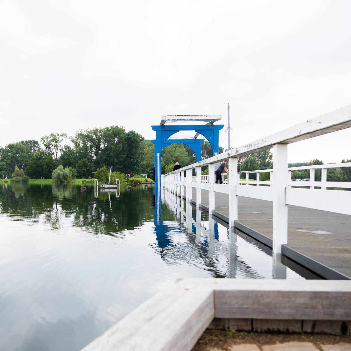 De “Blauwe brug” en in de verte: het rode pannendak van Kasteelhoeve “De Grote Hegge”